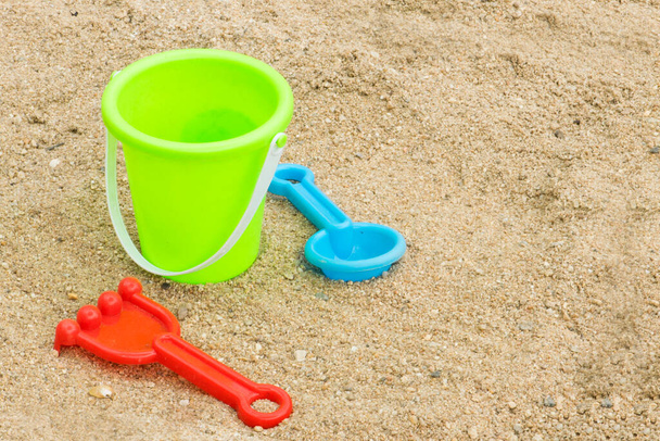 kolorowe plastikowe zabawki na plaży na piasku - Zdjęcie, obraz