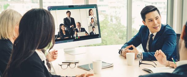 Videó hívás csoport üzletemberek találkozó virtuális munkahelyen vagy távoli irodában. Telework konferencia hívás intelligens videotechnológiával kommunikálni kolléga professzionális vállalati üzleti. - Fotó, kép