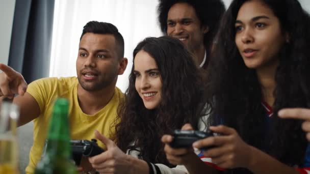 Přenosné video přátel hrajících herní konzoli. Snímek s RED heliovou kamerou v 8K - Záběry, video