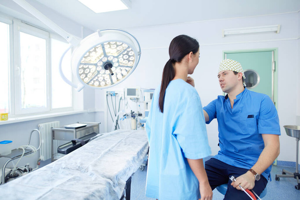 Хирург за работой в операционной - Фото, изображение