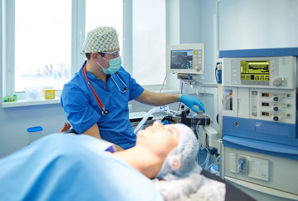 Man surgeon at work in operating room - Zdjęcie, obraz