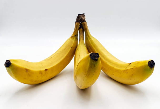 Tres plátanos aislados sobre fondo blanco - Foto, Imagen