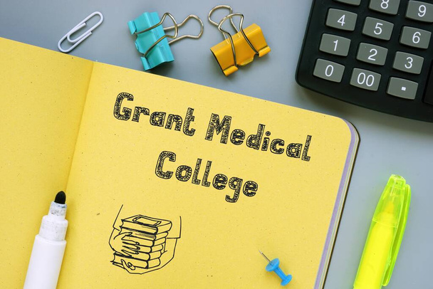 Concept d'entreprise sur Grant Medical College avec signature sur la feuille
. - Photo, image