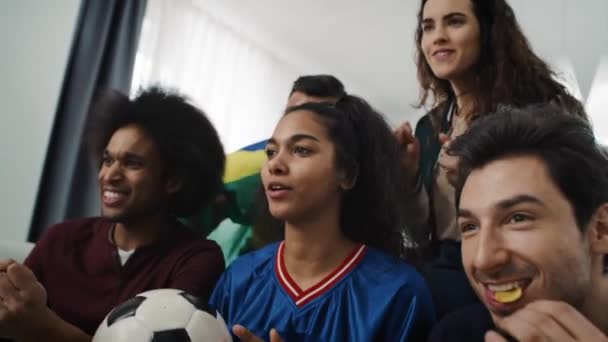 Handheld-Video von Fußballfans, die während des Spiels jubeln. Aufnahme mit roter Heliumkamera in 8K - Filmmaterial, Video