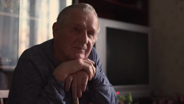 Elderly man in 80s sitting and talking to camera - Felvétel, videó