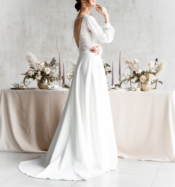bride in a white elegant dress. Wedding decor, floral decor. Wedding day. Beautiful young bride. wedding pose - Foto, immagini