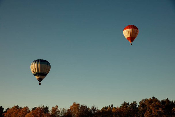 Jaarlijks festival van kleurrijke luchtballonnen op groene natuur. Prachtig landschap. Natuurlijke achtergrond en behang. - Foto, afbeelding