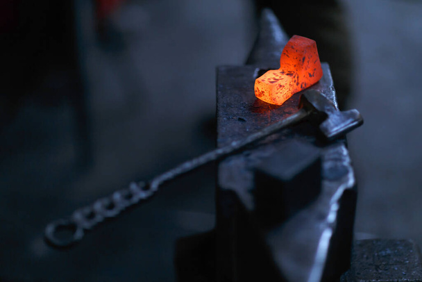 Forgeage du métal fondu, fabrication d'une hache, forge traditionnelle
 - Photo, image