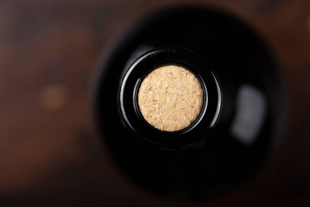 cork in a bottle close-up. closed bottle of wine, top view. place for tex - Foto, afbeelding