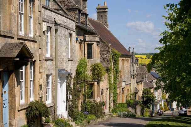 İngiltere, Oxfordshire, Cotswold, Burford, sokak manzarası - Fotoğraf, Görsel