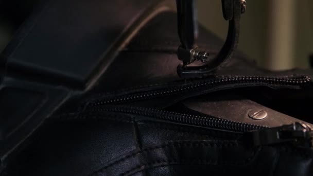 Schuhmacher repariert Schuh in seiner Werkstatt - Filmmaterial, Video