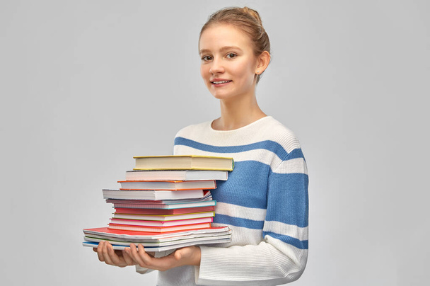 happy smiling teenage student girl with books - Foto, afbeelding