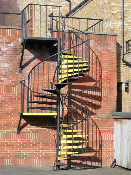 金属螺旋階段黄色の階段 - 写真・画像