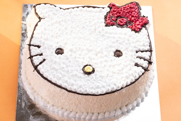 Merhaba kedicik, tereyağlı kremalı pasta fotoğrafı. - Fotoğraf, Görsel