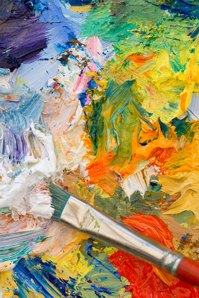 Artistas pinturas al óleo y pincel multicolor primer plano
 - Foto, Imagen