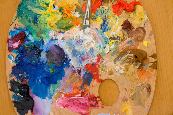Artisti pitture ad olio e pennello multicolore primo piano semi astratto
 - Foto, immagini