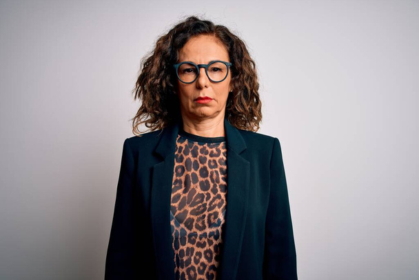 Middle age brunette business woman wearing glasses standing over isolated white background depressed and worry for distress, crying angry and afraid. Sad expression. - Foto, Imagen