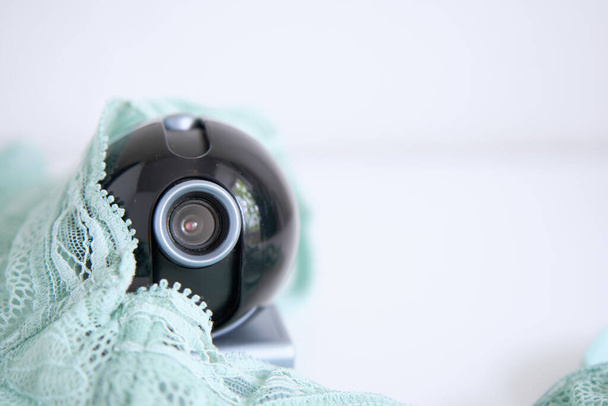 Webcam Versteckt in Damenunterwäsche zur verdeckten Überwachung des Hauses. Überwachungs- und Sicherheitssysteme. Smart House. Spionage. Versteckte Kamera zum Beobachten - Foto, Bild
