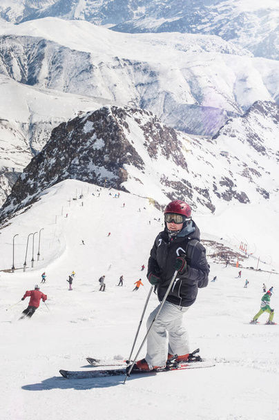 女性のスキーヤーは美しい雪のアルプス山脈の景色をお楽しみください。冬の季節のスポーツとレクリエーション旅行のコンセプト - 写真・画像