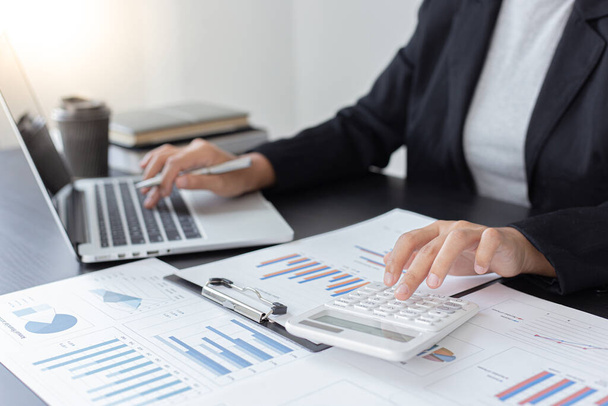 Buchhalter berechnen Einnahmen-Ausgaben und analysieren Daten zu Immobilieninvestitionen, Finanz- und Steuersystemkonzept. - Foto, Bild