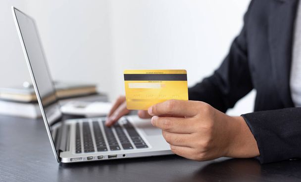 mulheres usam laptop para registrar compras on-line usando pagamentos com cartão de crédito, conveniência no mundo da tecnologia e da internet, compras on-line e bancário conceito on-line
. - Foto, Imagem