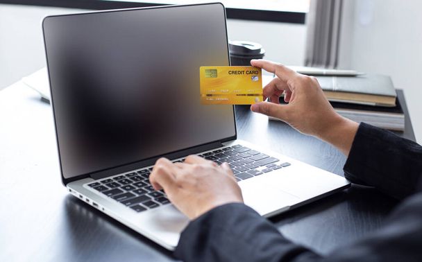 Les femmes utilisent un ordinateur portable pour enregistrer des achats en ligne en utilisant les paiements par carte de crédit, commodité dans le monde de la technologie et l'Internet, Shopping en ligne et bancaire concept en ligne. - Photo, image