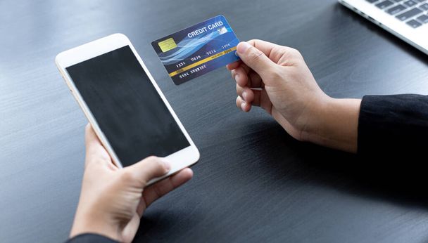 Vrouwen gebruiken smartphone om online aankopen te registreren met behulp van creditcardbetalingen, gemak in de wereld van technologie en internet, online winkelen en online bankieren. - Foto, afbeelding