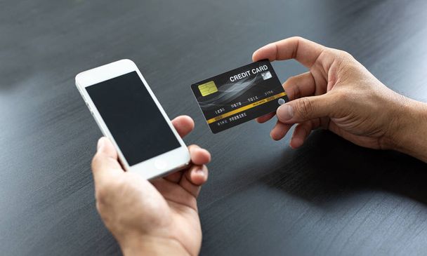 Frauen nutzen Smartphone, um Online-Einkäufe mit Kreditkartenzahlung zu registrieren, Bequemlichkeit in der Welt der Technologie und des Internets, Online-Shopping und Online-Banking-Konzept. - Foto, Bild