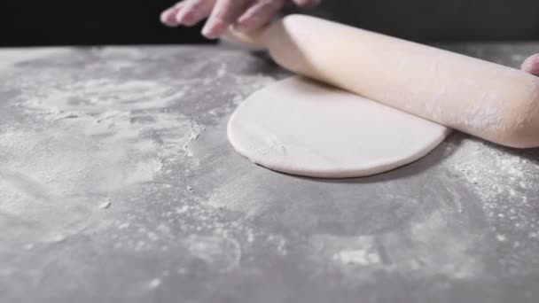 der Koch rollt den Teig aus Koch backt Backwaren, die den Teig herstellen - Filmmaterial, Video