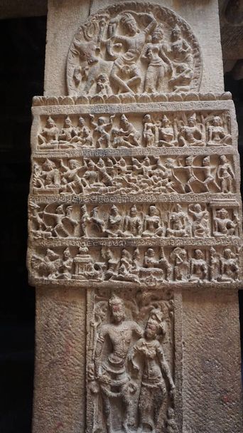 Estátuas de pedra e esculturas de templos hindus (complexo de Pattadakal), Karnataka, Índia
 - Foto, Imagem
