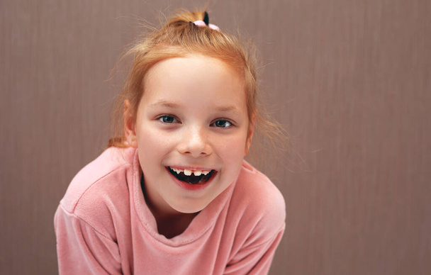 Retrato de uma menina ruiva alegre
 - Foto, Imagem