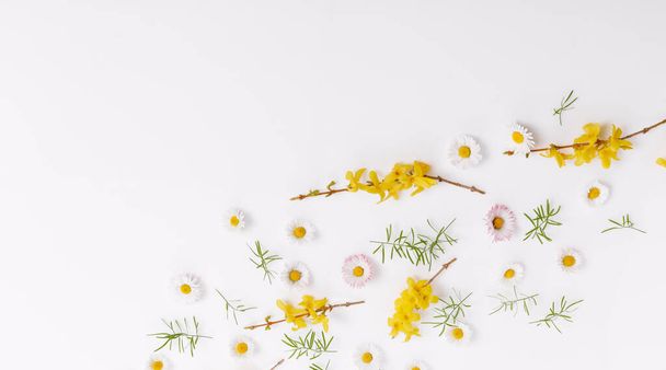 Marco de primavera de pequeñas flores y margaritas, arreglo floral - Foto, Imagen