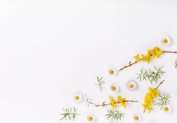Marco de primavera de pequeñas flores y margaritas, arreglo floral - Foto, Imagen