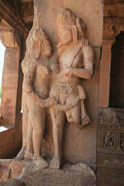 O interior de templos hindus - imagens escultóricas dos deuses, heróis dos antigos épicos indianos, relevos esculturais, ornamentos esculpidos, murais em temas mitológicos, colunas de mastro. Durga Temple e outros, Aikhole, Karnataka, Índia
 - Foto, Imagem