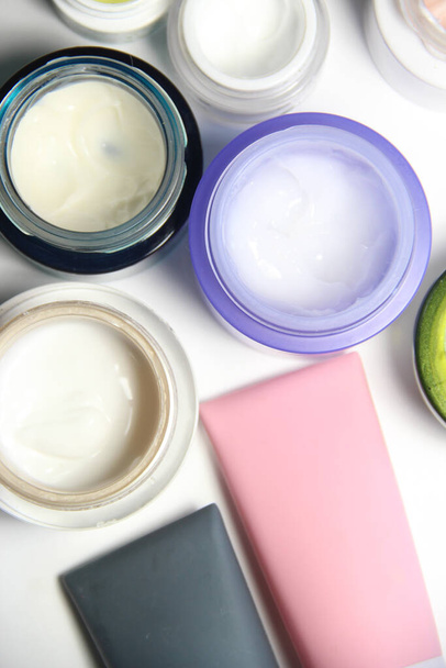 Mezcla de cremas faciales para una piel hermosa en el frasco de colores vivos
 - Foto, Imagen