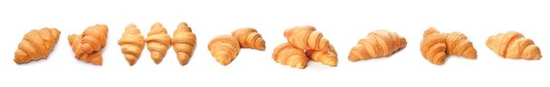 Croissants saborosos frescos no fundo branco
 - Foto, Imagem