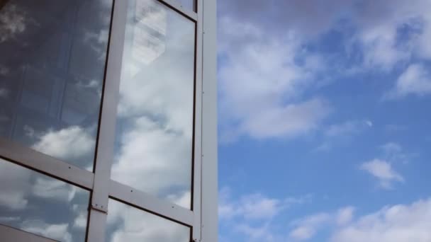 Timelapse хмар на блакитному небі і як відображення на склі
 - Кадри, відео