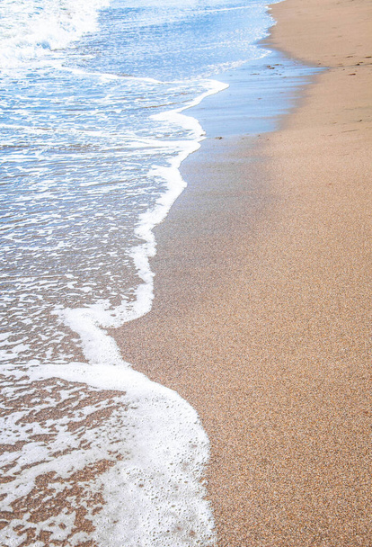 ola de mar con espuma en la arena para su diseño
 - Foto, imagen
