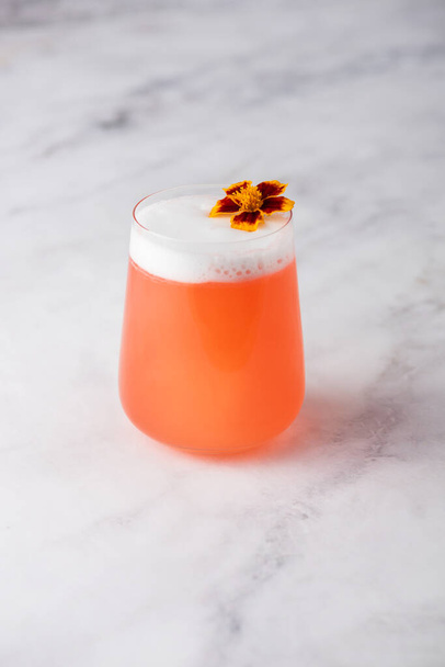 Toranja Mocktail com flor de calêndula
 - Foto, Imagem