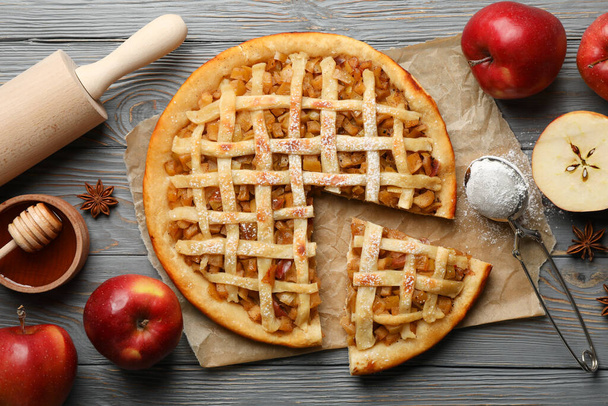 Összetétel almás pitével és hozzávalókkal fából készült háttéren. Házi készítésű étel - Fotó, kép