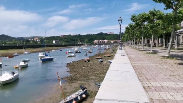 An einem sonnigen Sommertag legten Boote in der Mündung von Plencia an. Ebbe - Filmmaterial, Video