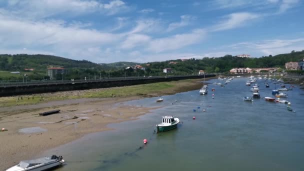 An einem sonnigen Sommertag legten Boote in der Mündung von Plencia an. Ebbe - Filmmaterial, Video