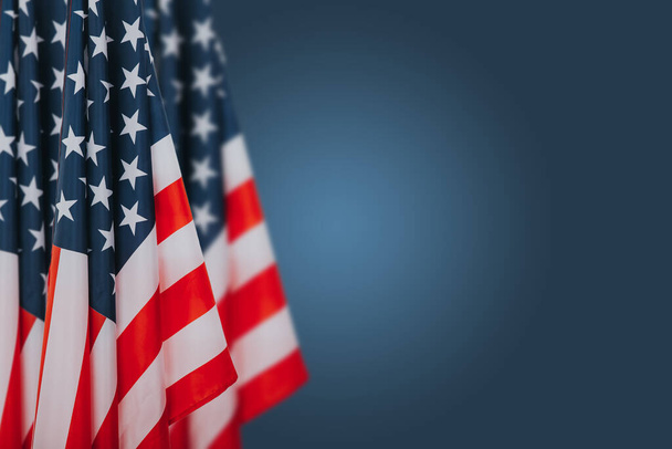 赤と青のアメリカ国旗に星と縞模様が黒で区切られています ロイヤリティフリー写真 画像素材