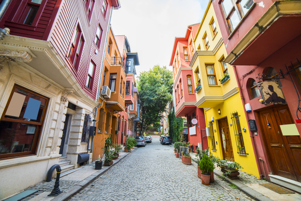 Történelmi színes házak KUZGUNCUK. Kuzguncuk az Uskudar kerületben van Isztambulban, Törökországban.. - Fotó, kép