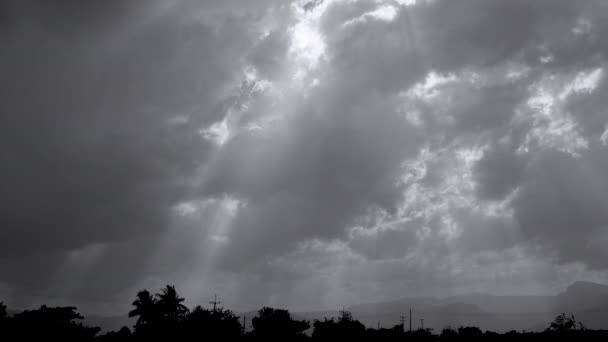 Taivaan ylle muodostuu mustia pilviä ennen myrskyn ylittymistä. Luonto taivas tausta
. - Materiaali, video