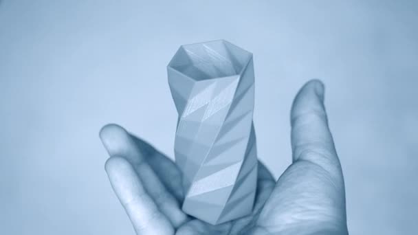A személy tartja a kezét, és megtekintheti a zöld tárgy létrehozott 3D nyomtató - Felvétel, videó