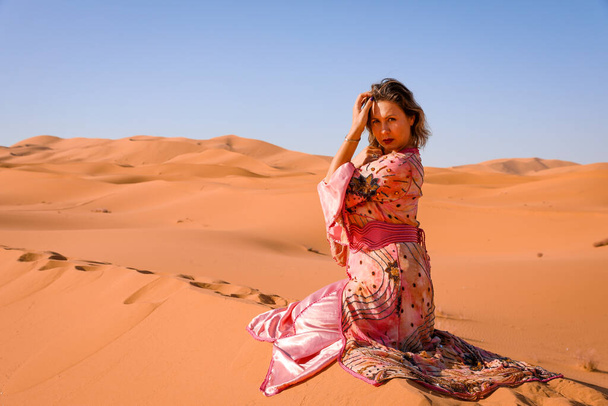 Κορίτσι με μαροκινό φόρεμα στην έρημο Σαχάρα. - Φωτογραφία, εικόνα