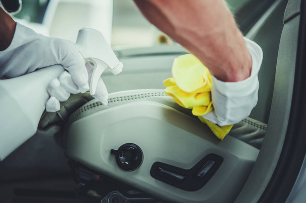 Automotive Car Detalhando Trabalhador Limpeza e Desinfecção Interior Veículo Usando Detergentes Profissionais. Tema de transporte
. - Foto, Imagem