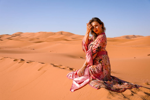 Fille en robe marocaine dans le désert du Sahara
. - Photo, image