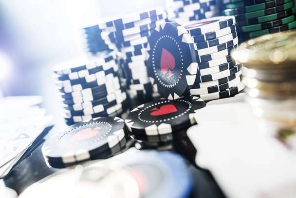 Casino Gambling Table Chips Fermer. Las Vegas Casino Jouer Concept Photo
. - Photo, image